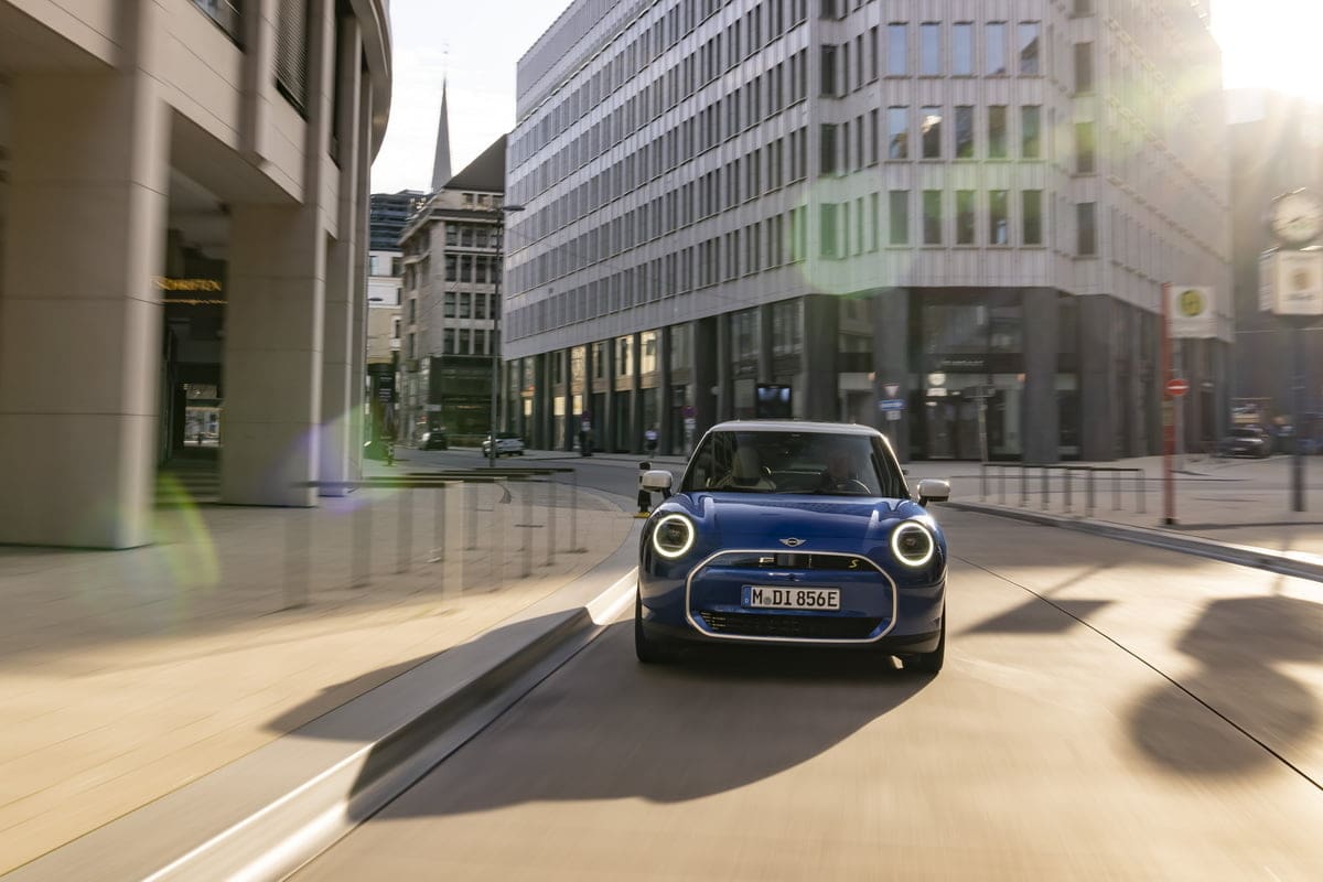 Mini N BMW:n ikoninen MINI Cooper uudelleen lanseerattu täyssähköisenä ...